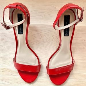 Cherry red mid-height heel